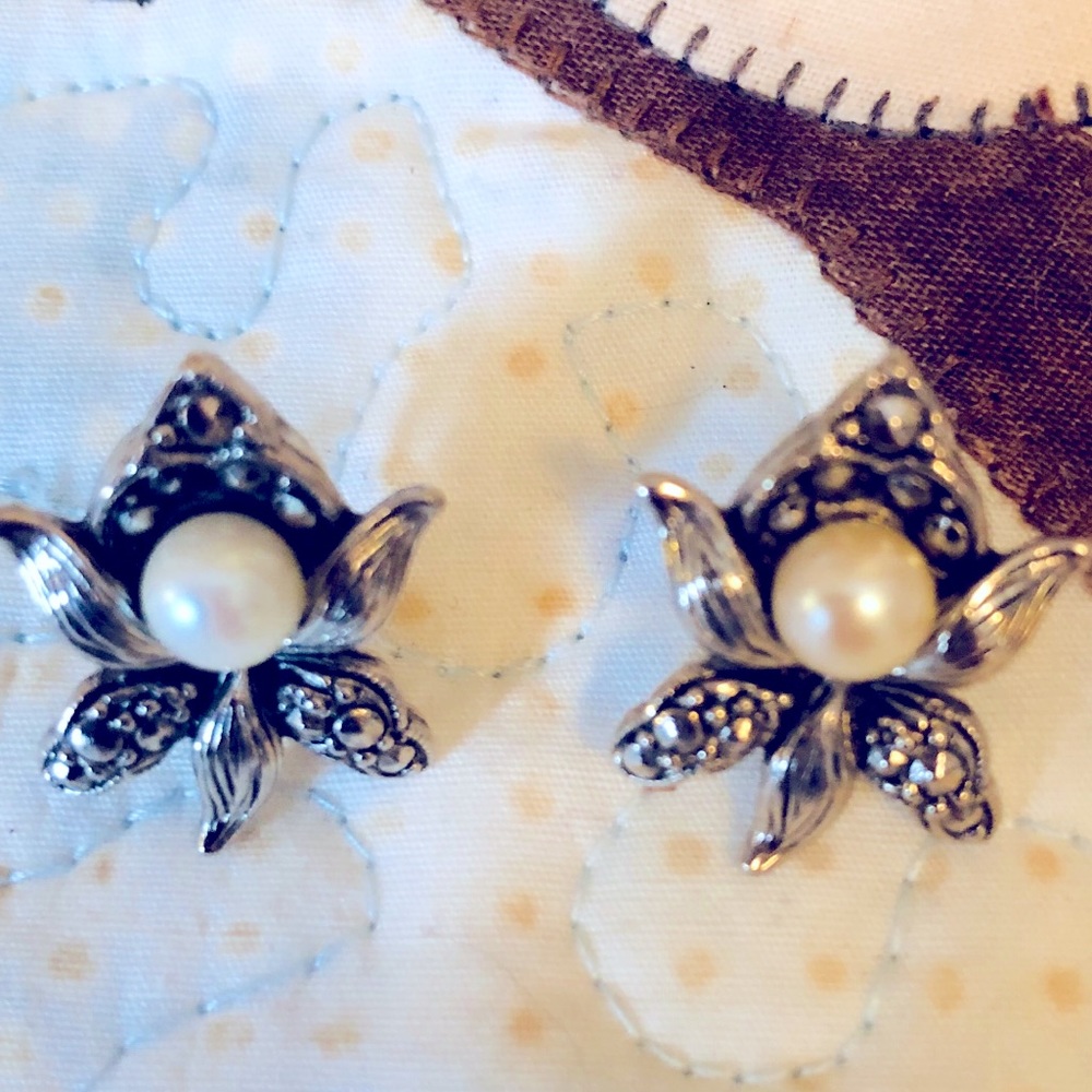 Earrings, Studs, Pearl and silver within the Flower 🥀 🦢